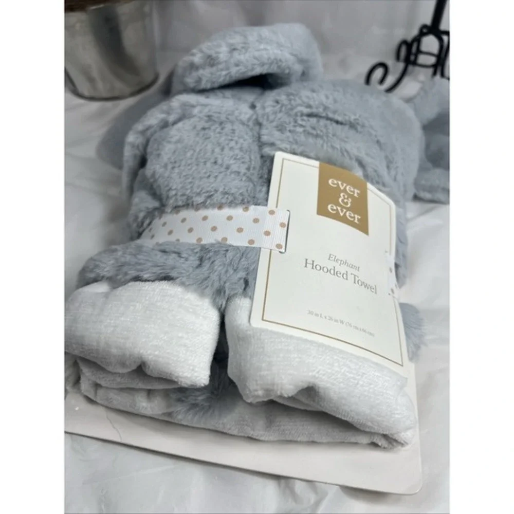 Elephant Hooded Towel By Ever & Ever (30 i L x‎ 26 in W (76 cm x 66 cm))